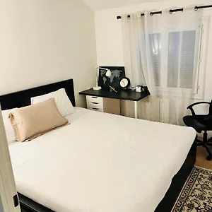  Habitación en casa particular Private In A Tiny 4 Min Drive To Airport Cdg ,1 Private Bathroom Ideal For Families And Friends